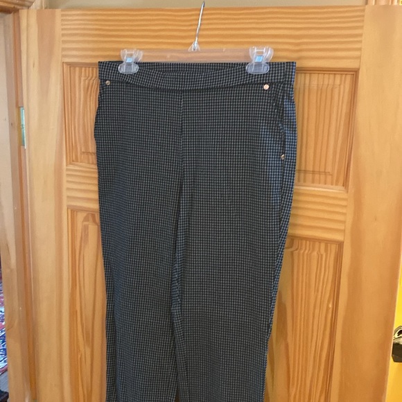 Anne Klein stretchy form fitting ankle cut pants. Size Mediun - Picture 2 of 6